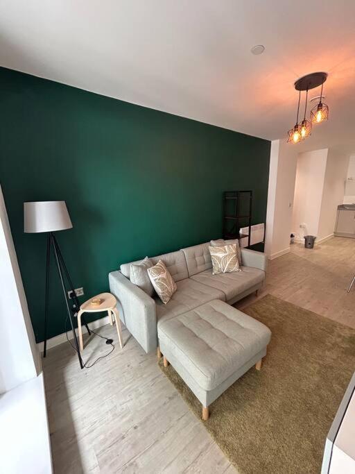 Modern And Spacious Apartment In Salford Quays Manchester Bagian luar foto
