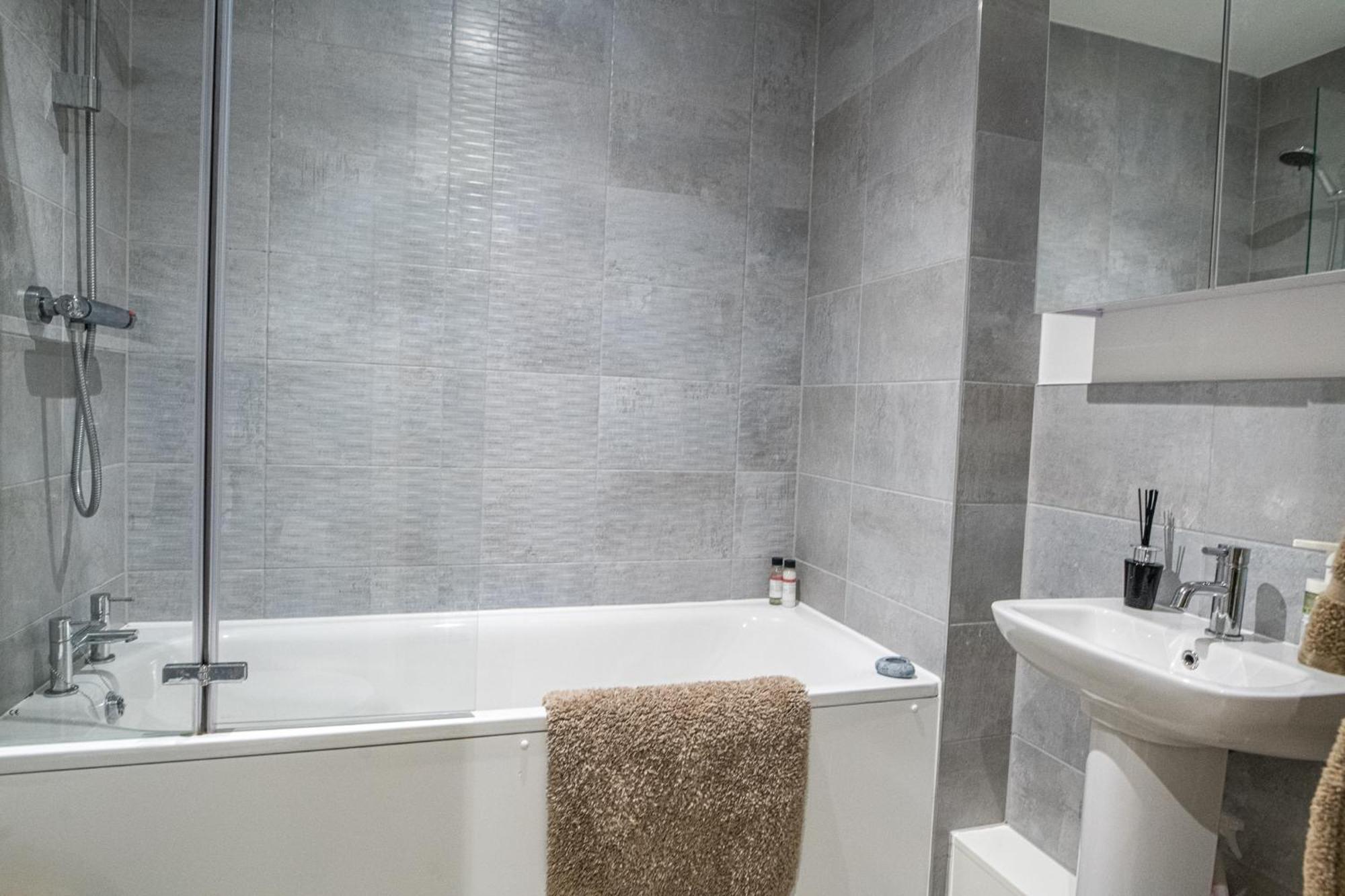 Modern And Spacious Apartment In Salford Quays Manchester Bagian luar foto