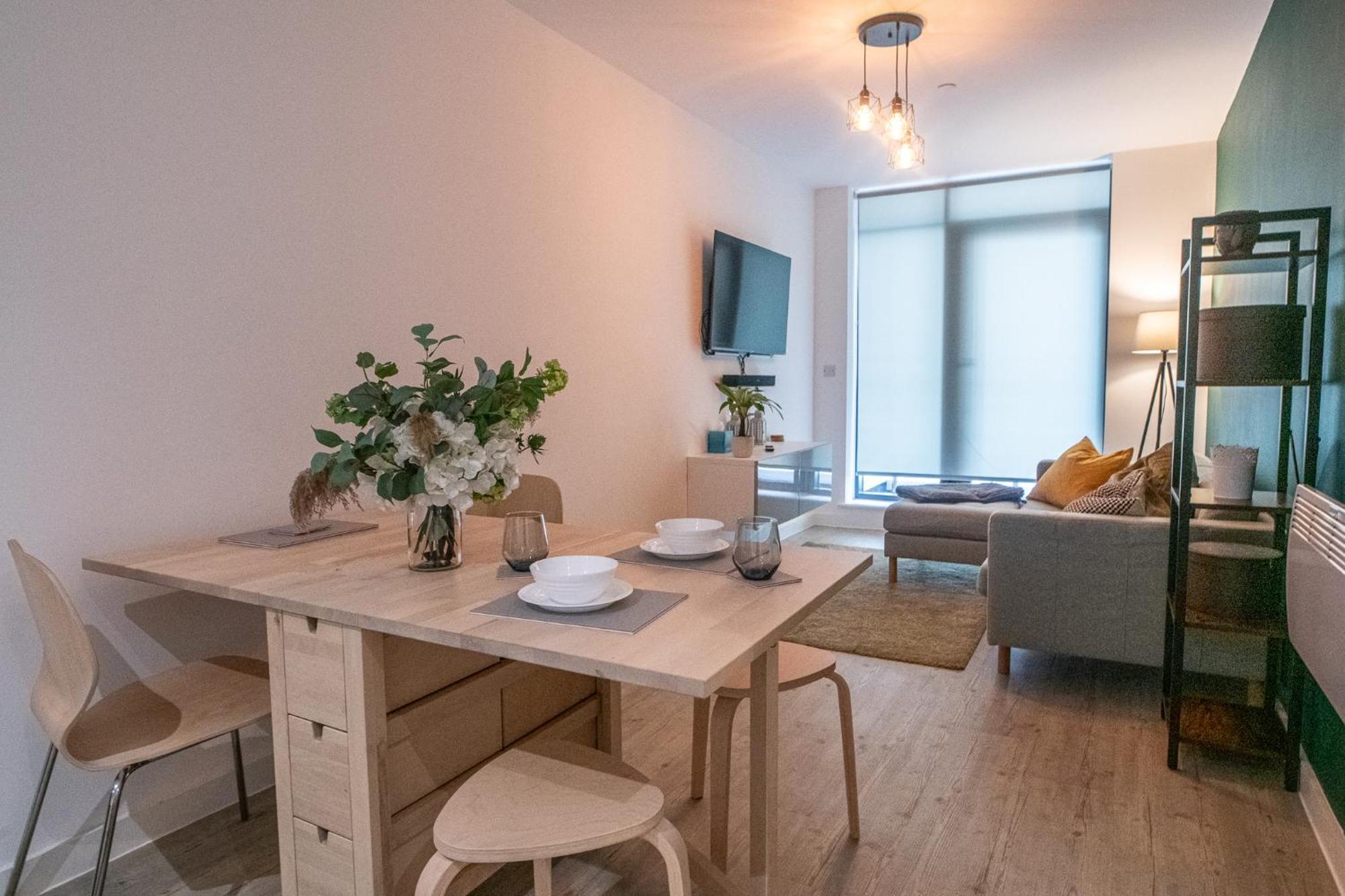 Modern And Spacious Apartment In Salford Quays Manchester Bagian luar foto